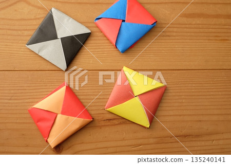 由小學生用摺紙折的Menko 135240141