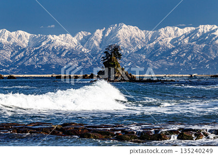 Tateyama mountain range seen from the coast 135240249