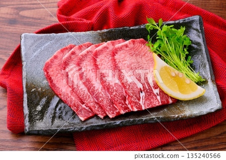 注意:這是生的、未煮熟的肉。牛舌、牛肉和牛舌,用於烤肉。 注意:這是生的、未煮熟的肉。牛舌、牛肉和牛舌,用於烤肉。 135240566