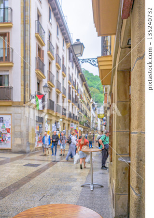 西班牙聖塞巴斯蒂安老城區街道商店，仲夏時節 135240732