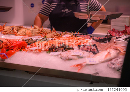 西班牙聖塞巴斯蒂安老城區街道商店,仲夏時節 西班牙聖塞巴斯蒂安老城區街道商店,仲夏時節 135241093