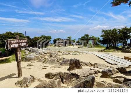 禦在所山地公園：標示滋賀縣和三重縣邊界的標誌牌。三重縣三重郡駒野町 135241154