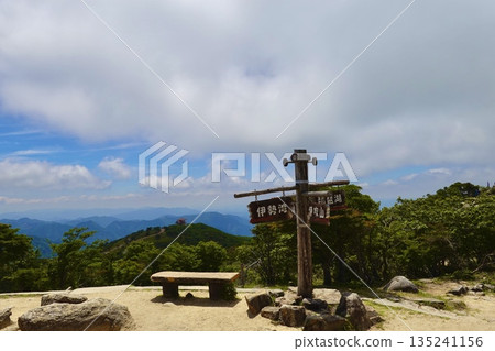 禦在所山地公園：指示前往伊勢灣、鈴鹿峠、琵琶湖和伊吹山的路標。三重縣三重郡駒野町 135241156