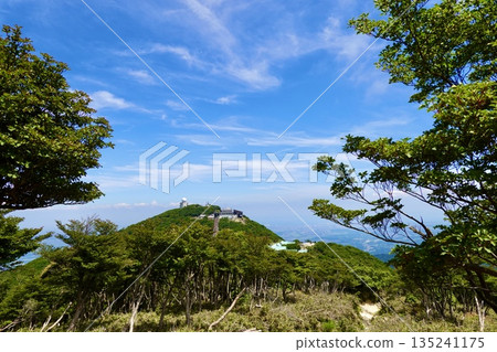 禦在所山地公園:遠處伊勢灣的景色,越過山頂,可以看到白色的御在所雷達雨量計。三重縣三重郡駒野町 禦在所山地公園:遠處伊勢灣的景色,越過山頂,可以看到白色的御在所雷達雨量計。三重縣三重郡駒野町 135241175