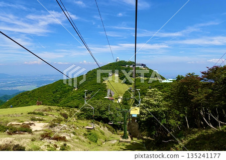 禦在所山纜車：前方山頂可見白色的御在所雷達雨量計，三重縣小物野町 135241177