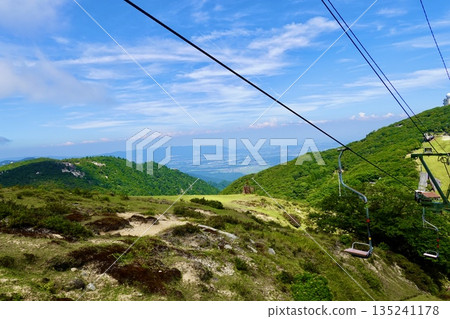 禦在所山纜車：纜車鋼索、山體和藍天的景色。三重縣三重郡駒野町 135241178