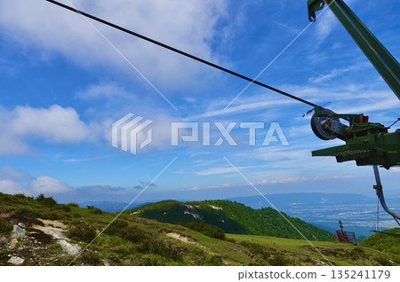 禦在所山纜車：纜車鋼索、山體和藍天的景色。三重縣三重郡駒野町 135241179
