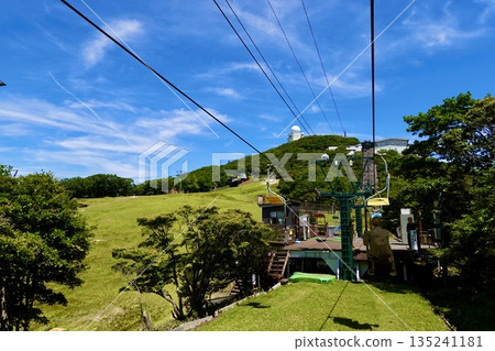 位於三重縣駒野町的御在所山纜車鴨志鹿站上方，可以看到白色的御在所雷達雨量計。 135241181
