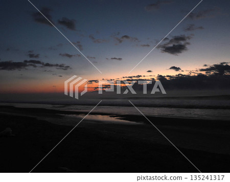 黎明前的奧津海岸海面 135241317