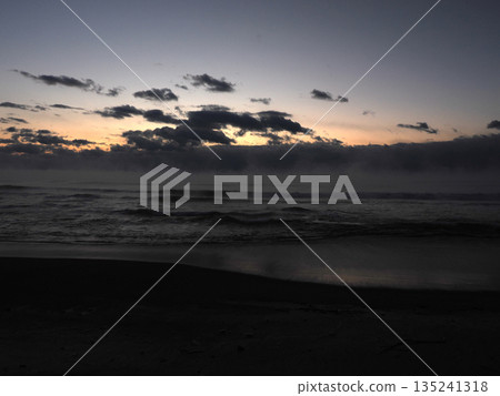 黎明前的奧津海岸海面 黎明前的奧津海岸海面 135241318