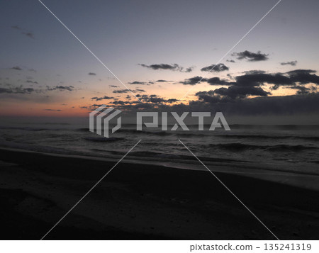 黎明前的奧津海岸海面 135241319