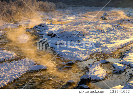 Morning mist and morning light over Matsukawa River [Hakuba Village, Kitaazumi District] 135241632