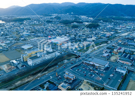 岡山縣赤岩市及山景黃昏,年末 岡山縣赤岩市及山景黃昏,年末 135241952
