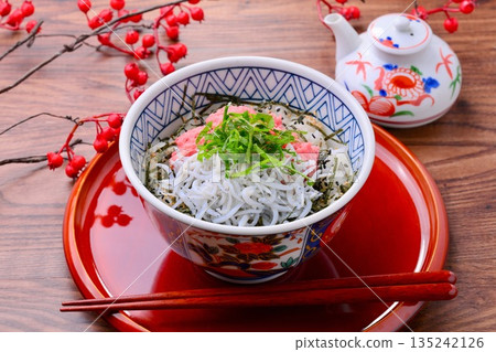 清蒸銀魚和炙烤鮪魚飯,海鮮飯。 清蒸銀魚和炙烤鮪魚飯,海鮮飯。 135242126