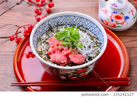 清蒸銀魚和炙烤鮪魚飯,海鮮飯。 清蒸銀魚和炙烤鮪魚飯,海鮮飯。 135242127