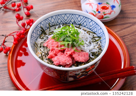 Steamed whitebait and seared tuna rice bowl, seafood rice bowl. 135242128