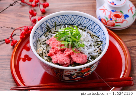 清蒸銀魚和炙烤鮪魚飯，海鮮飯。 135242130