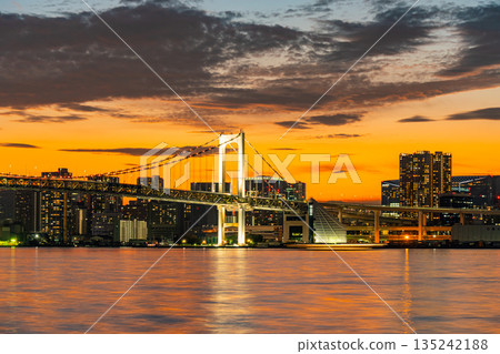 黃昏時分東京市中心的夜景 135242188
