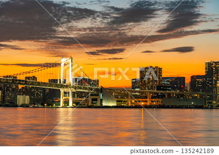 黃昏時分東京市中心的夜景 黃昏時分東京市中心的夜景 135242189