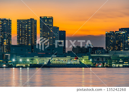 黃昏時分東京市中心的夜景 黃昏時分東京市中心的夜景 135242268