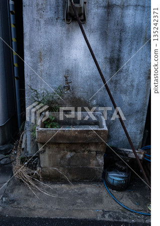 復古的昭和時代水龍頭和水槽，廢棄不用的水廠 135242371