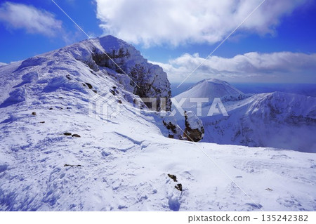 冬季通往米坎山頂峰的山脊 135242382