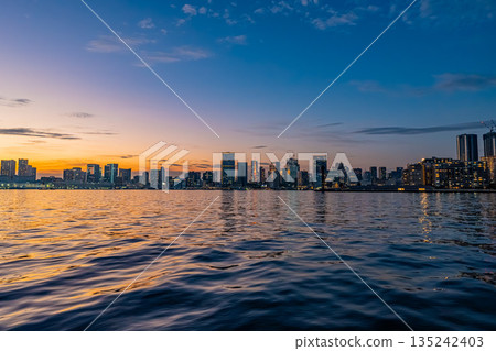 黃昏時分東京市中心的夜景 黃昏時分東京市中心的夜景 135242403
