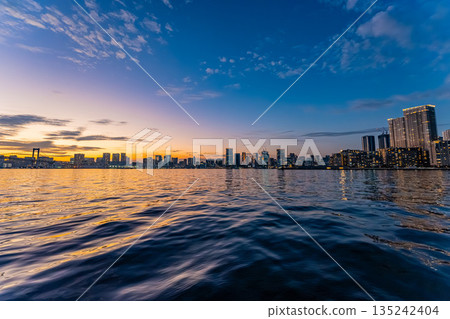 黃昏時分東京市中心的夜景 135242404