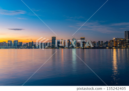 黃昏時分東京市中心的夜景 黃昏時分東京市中心的夜景 135242405