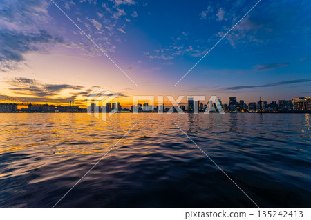 黃昏時分東京市中心的夜景 135242413