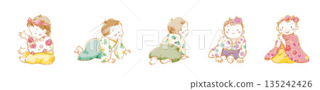 嬰兒爬行和嬰兒穿著和服坐著的插圖 135242426