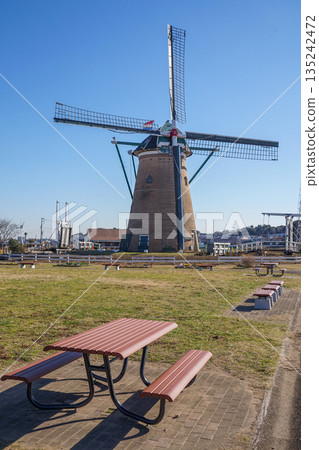 藍天下高聳的風車 135242472