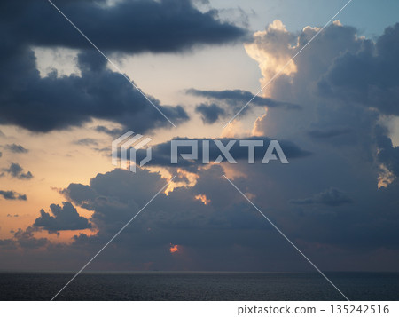 傍晚的天空 135242516