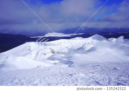 冬季從梅坎山頂峰眺望阿坎湖和奧坎山 135242522
