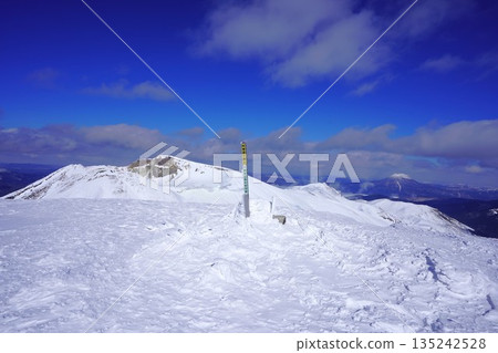 冬天的阿寒富士山頂標誌 135242528