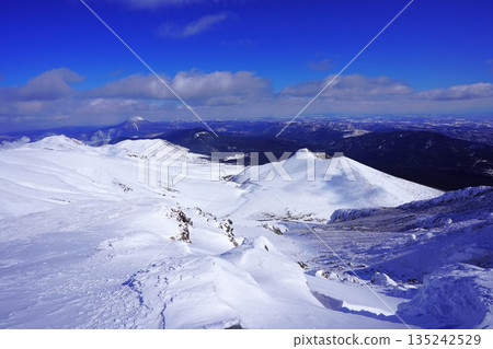 冬季從阿寒富士山頂眺望奧坎山 冬季從阿寒富士山頂眺望奧坎山 135242529
