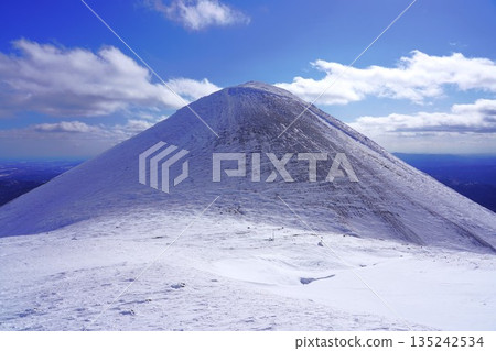 Akan Fuji of Mt. Meakan in winter 135242534