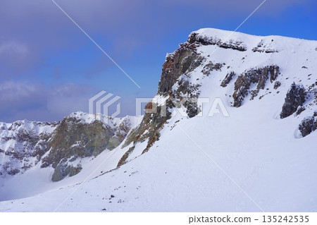 冬季米坎山火山口的懸崖 135242535