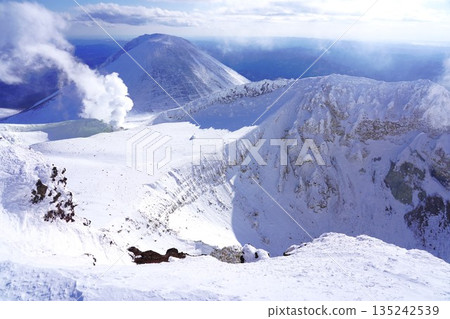 冬季的梅坎山和阿坎山火山口 冬季的梅坎山和阿坎山火山口 135242539