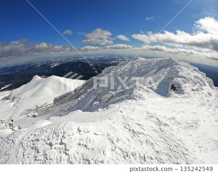 The ridgeline from the summit of Akan Fuji in winter The ridgeline from the summit of Akan Fuji in winter 135242549