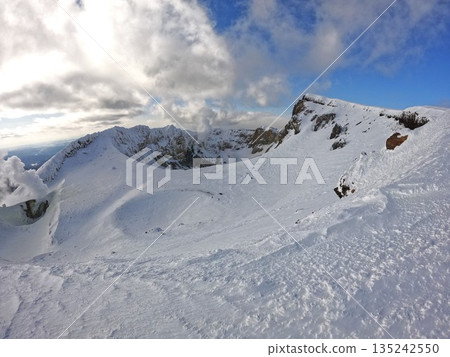 冬季米坎山的火山口和煙霧 135242550