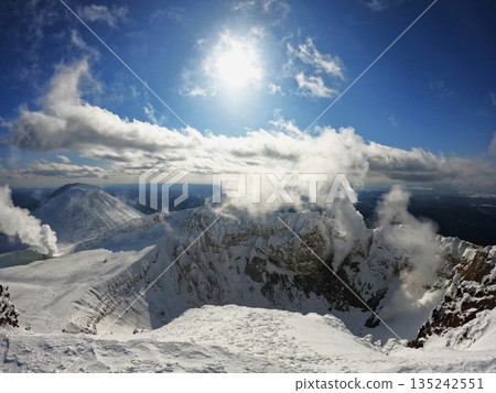 梅坎山冬季火山口、阿寒富士山和太陽 135242551