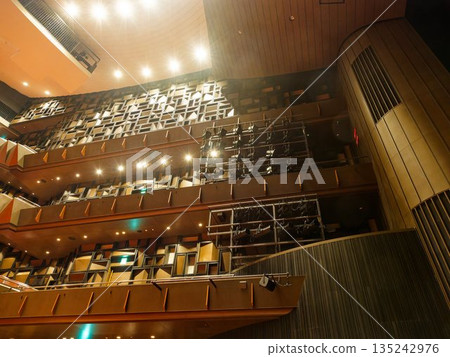 多層劇場設計，使聲音和光線和諧統一 135242976
