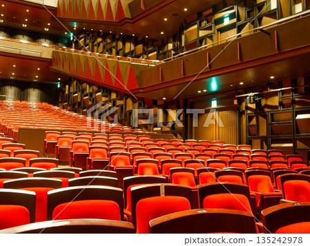 寂靜的大廳，兩側擺放著紅色座椅。 135242978