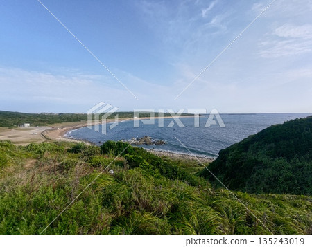地平線上,綠地與沙灘交會之處 地平線上,綠地與沙灘交會之處 135243019