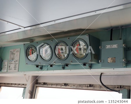 船上排列著模擬儀器 135243044