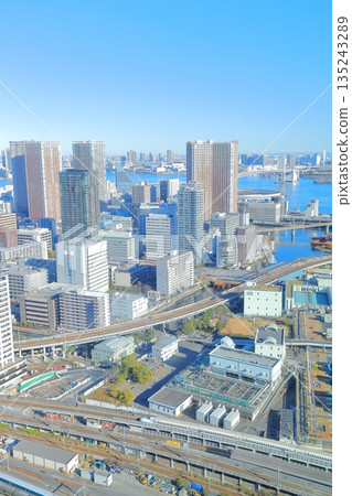 東京港區高輪Gateway City新人高輪大樓28層，從山吹花園方嚮往彩虹橋方向走。 135243289