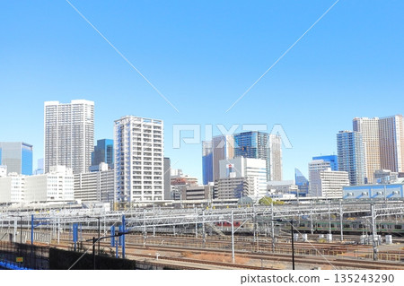 東京港區高輪Gateway City新人高輪大樓28層,從山吹花園方嚮往彩虹橋方向走。 東京港區高輪Gateway City新人高輪大樓28層,從山吹花園方嚮往彩虹橋方向走。 135243290