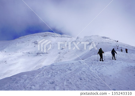 冬季登山者攀登旭日山 135243310