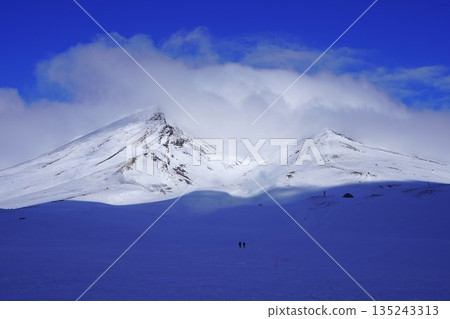 冬季的旭山雲霧繚繞。 135243313